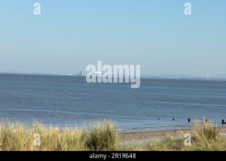 Morecambe und Heysham Kernkraftwerk vom Strand aus gesehen, Fleetwood Lancashire England Stockfoto
