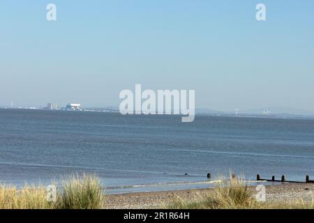 Morecambe und Heysham Kernkraftwerk vom Strand aus gesehen, Fleetwood Lancashire England Stockfoto