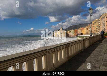 CAMOGLI, ITALIEN, 18. JANUAR 2023 - Blick auf die Promenade von Camogli mit hoch aufragendem Meer und bewölktem Himmel, Provinz Genua, Italien Stockfoto