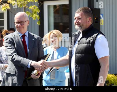 Nicht exklusiv: IRPIN, UKRAINE - 13. MAI 2023 - Irpin Stadtvorstand Oleksandr Markushyn schüttelt sich die Hand mit dem außerordentlichen und bevollmächtigten Botschafter von T. Stockfoto