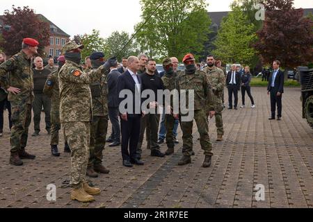Aachen, Deutschland. 14. Mai 2023. Der deutsche Bundeskanzler Olaf Schotz, Linke, und der ukrainische Präsident Wolodymyr Zelenskyy, Zentrum, sehen eine Demonstration während eines Besuchs im Lager Aachen am 14. Mai 2023 in Aachen. Die deutsche Armee trainiert ukrainische Soldaten auf Militärausrüstung, die Deutschland am Stützpunkt bereitstellt. Kredit: Pool Photo/Pressestelle Des Ukrainischen Präsidenten/Alamy Live News Stockfoto