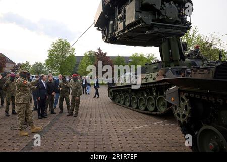 Aachen, Deutschland. 14. Mai 2023. Der deutsche Bundeskanzler Olaf Schotz, Linke, und der ukrainische Präsident Wolodymyr Zelenskyy, Zentrum, sehen eine Demonstration während eines Besuchs im Lager Aachen am 14. Mai 2023 in Aachen. Die deutsche Armee trainiert ukrainische Soldaten auf Militärausrüstung, die Deutschland am Stützpunkt bereitstellt. Kredit: Pool Photo/Pressestelle Des Ukrainischen Präsidenten/Alamy Live News Stockfoto