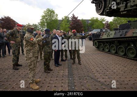 Aachen, Deutschland. 14. Mai 2023. Der deutsche Bundeskanzler Olaf Schotz, Linke, und der ukrainische Präsident Wolodymyr Zelenskyy, Zentrum, sehen eine Demonstration während eines Besuchs im Lager Aachen am 14. Mai 2023 in Aachen. Die deutsche Armee trainiert ukrainische Soldaten auf Militärausrüstung, die Deutschland am Stützpunkt bereitstellt. Kredit: Pool Photo/Pressestelle Des Ukrainischen Präsidenten/Alamy Live News Stockfoto