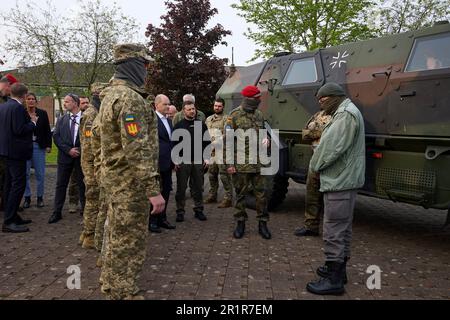 Aachen, Deutschland. 14. Mai 2023. Der deutsche Bundeskanzler Olaf Schotz, Linke, und der ukrainische Präsident Wolodymyr Zelenskyy, Zentrum, sehen eine Demonstration während eines Besuchs im Lager Aachen am 14. Mai 2023 in Aachen. Die deutsche Armee trainiert ukrainische Soldaten auf Militärausrüstung, die Deutschland am Stützpunkt bereitstellt. Kredit: Pool Photo/Pressestelle Des Ukrainischen Präsidenten/Alamy Live News Stockfoto