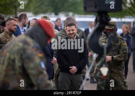 Aachen, Deutschland. 14. Mai 2023. Der ukrainische Präsident Volodymyr Zelenskyy, Zentrum, sieht eine Demonstration während eines Besuchs im Lager Aachen am 14. Mai 2023 in Aachen. Die deutsche Armee trainiert ukrainische Soldaten auf Militärausrüstung, die Deutschland am Stützpunkt bereitstellt. Kredit: Pool Photo/Pressestelle Des Ukrainischen Präsidenten/Alamy Live News Stockfoto
