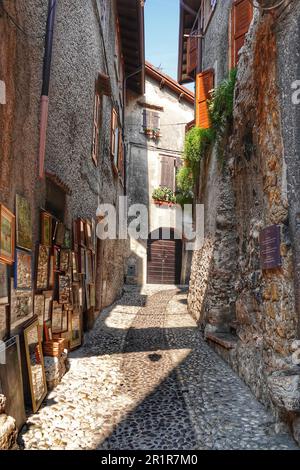 Eine malerische kopfsteingepflasterte Gasse in einem malerischen Dorf Stockfoto