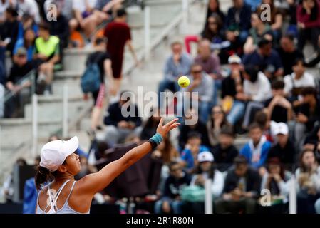 Rom, Italien. 15. Mai 2023. Wang Xiyu aus China dient während der Runde 16 des Spiels zwischen Zheng Qinwen aus China und ihrem Landsmann Wang Xiyu bei den WTA Italian Open in Rom, Italien, am 15. Mai 2023. Kredit: Str/Xinhua/Alamy Live News Stockfoto