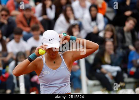 Rom, Italien. 15. Mai 2023. Wang Xiyu aus China reagiert während der Runde 16 des Spiels zwischen Zheng Qinwen aus China und ihrem Landsmann Wang Xiyu bei den WTA Italian Open in Rom, Italien, am 15. Mai 2023. Kredit: Str/Xinhua/Alamy Live News Stockfoto