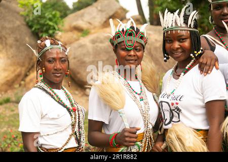 Jos, Nigeria. 12. Mai 2023 Berom-Damen posieren für Fotos während des Nzem-Berom-Festivals. Stockfoto