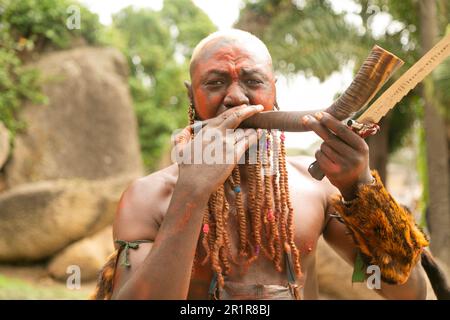 Jos, Nigeria. 12. Mai 2023 Berom-Flötist während des traditionellen Festivals Nzem Berom. Stockfoto