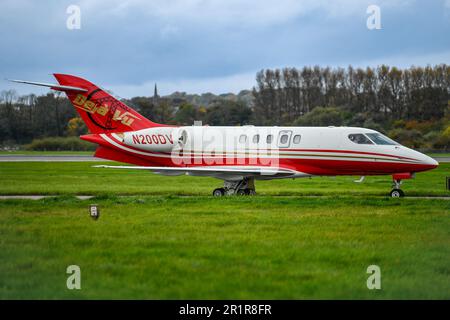 SyberJet SJ-30 Business Jet, Anmeldung N200DV. Der weltweit schnellste, längste und höchste Lichtstrahl am Flughafen Edinburgh, Schottland. Stockfoto