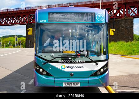 North Queensferry, Schottland, Großbritannien. 15. Mai 2023 Der eigenständige, selbstfahrende Reisebus fährt regelmäßig zwischen dem Ferrytoll Park und der North Queensferry und Edinburgh Gate Station in Edinburgh. Der Bus ist der erste vollwertige selbstfahrende Personenbus, der in Großbritannien eingesetzt wird. Anfangs ist der Bus nur auf Autobahnabschnitten auf den Routen autonom, wobei der Fahrer immer bereit ist, die Kontrolle zu übernehmen. Iain Masterton/Alamy Live News Stockfoto