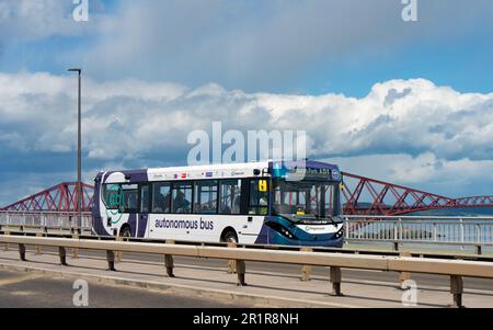 North Queensferry, Schottland, Großbritannien. 15. Mai 2023 Der eigenständige, selbstfahrende Reisebus fährt regelmäßig zwischen dem Ferrytoll Park und der North Queensferry und Edinburgh Gate Station in Edinburgh. Der Bus ist der erste vollwertige selbstfahrende Personenbus, der in Großbritannien eingesetzt wird. Anfangs ist der Bus nur auf Autobahnabschnitten auf den Routen autonom, wobei der Fahrer immer bereit ist, die Kontrolle zu übernehmen. Der Bus fährt über die Forth Road Bridge. Iain Masterton/Alamy Live News Stockfoto