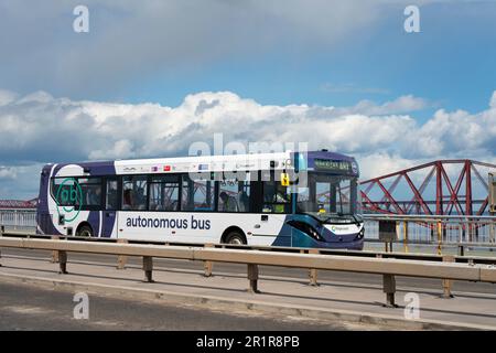 North Queensferry, Schottland, Großbritannien. 15. Mai 2023 Der eigenständige, selbstfahrende Reisebus fährt regelmäßig zwischen dem Ferrytoll Park und der North Queensferry und Edinburgh Gate Station in Edinburgh. Der Bus ist der erste vollwertige selbstfahrende Personenbus, der in Großbritannien eingesetzt wird. Anfangs ist der Bus nur auf Autobahnabschnitten auf den Routen autonom, wobei der Fahrer immer bereit ist, die Kontrolle zu übernehmen. Der Bus fährt über die Forth Road Bridge. Iain Masterton/Alamy Live News Stockfoto