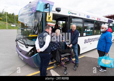 North Queensferry, Schottland, Großbritannien. 15. Mai 2023 Der eigenständige, selbstfahrende Reisebus fährt regelmäßig zwischen dem Ferrytoll Park und der North Queensferry und Edinburgh Gate Station in Edinburgh. Der Bus ist der erste vollwertige selbstfahrende Personenbus, der in Großbritannien eingesetzt wird. Anfangs ist der Bus nur auf Autobahnabschnitten auf den Routen autonom, wobei der Fahrer immer bereit ist, die Kontrolle zu übernehmen. Iain Masterton/Alamy Live News Stockfoto