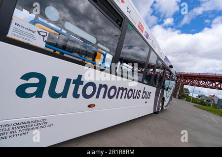 North Queensferry, Schottland, Großbritannien. 15. Mai 2023 Der eigenständige, selbstfahrende Reisebus fährt regelmäßig zwischen dem Ferrytoll Park und der North Queensferry und Edinburgh Gate Station in Edinburgh. Der Bus ist der erste vollwertige selbstfahrende Personenbus, der in Großbritannien eingesetzt wird. Anfangs ist der Bus nur auf Autobahnabschnitten auf den Routen autonom, wobei der Fahrer immer bereit ist, die Kontrolle zu übernehmen. Iain Masterton/Alamy Live News Stockfoto