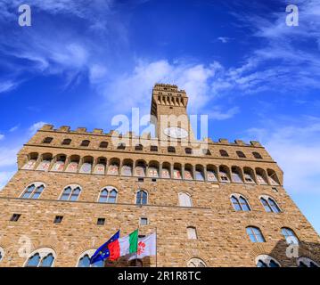 Blick auf das historische Zentrum von Florenz, Italien: Palazzo Vecchio mit Arnolfo-Turm von der Piazza della Signoria. Stockfoto