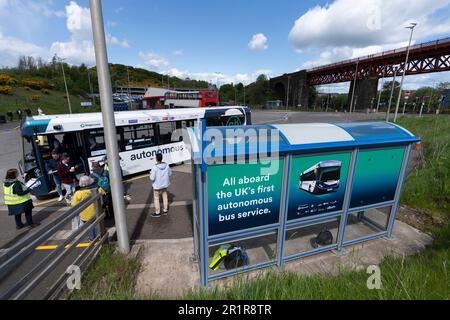 North Queensferry, Schottland, Großbritannien. 15. Mai 2023 Der eigenständige, selbstfahrende Reisebus fährt regelmäßig zwischen dem Ferrytoll Park und der North Queensferry und Edinburgh Gate Station in Edinburgh. Der Bus ist der erste vollwertige selbstfahrende Personenbus, der in Großbritannien eingesetzt wird. Anfangs ist der Bus nur auf Autobahnabschnitten auf den Routen autonom, wobei der Fahrer immer bereit ist, die Kontrolle zu übernehmen. Iain Masterton/Alamy Live News Stockfoto