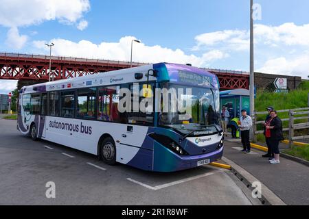 North Queensferry, Schottland, Großbritannien. 15. Mai 2023 Der eigenständige, selbstfahrende Reisebus fährt regelmäßig zwischen dem Ferrytoll Park und der North Queensferry und Edinburgh Gate Station in Edinburgh. Der Bus ist der erste vollwertige selbstfahrende Personenbus, der in Großbritannien eingesetzt wird. Anfangs ist der Bus nur auf Autobahnabschnitten auf den Routen autonom, wobei der Fahrer immer bereit ist, die Kontrolle zu übernehmen. Iain Masterton/Alamy Live News Stockfoto