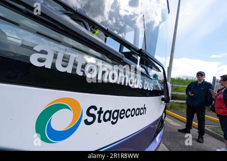 North Queensferry, Schottland, Großbritannien. 15. Mai 2023 Der eigenständige, selbstfahrende Reisebus fährt regelmäßig zwischen dem Ferrytoll Park und der North Queensferry und Edinburgh Gate Station in Edinburgh. Der Bus ist der erste vollwertige selbstfahrende Personenbus, der in Großbritannien eingesetzt wird. Anfangs ist der Bus nur auf Autobahnabschnitten auf den Routen autonom, wobei der Fahrer immer bereit ist, die Kontrolle zu übernehmen. Iain Masterton/Alamy Live News Stockfoto