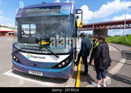 North Queensferry, Schottland, Großbritannien. 15. Mai 2023 Der eigenständige, selbstfahrende Reisebus fährt regelmäßig zwischen dem Ferrytoll Park und der North Queensferry und Edinburgh Gate Station in Edinburgh. Der Bus ist der erste vollwertige selbstfahrende Personenbus, der in Großbritannien eingesetzt wird. Anfangs ist der Bus nur auf Autobahnabschnitten auf den Routen autonom, wobei der Fahrer immer bereit ist, die Kontrolle zu übernehmen. Iain Masterton/Alamy Live News Stockfoto