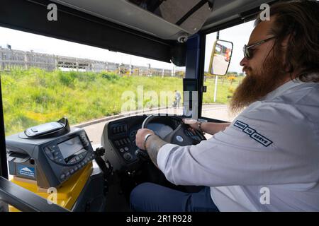 North Queensferry, Schottland, Großbritannien. 15. Mai 2023 Der eigenständige, selbstfahrende Reisebus fährt regelmäßig zwischen dem Ferrytoll Park und der North Queensferry und Edinburgh Gate Station in Edinburgh. Der Bus ist der erste vollwertige selbstfahrende Personenbus, der in Großbritannien eingesetzt wird. Anfangs ist der Bus nur auf Autobahnabschnitten auf den Routen autonom, wobei der Fahrer immer bereit ist, die Kontrolle zu übernehmen. Iain Masterton/Alamy Live News Stockfoto