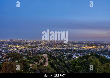 Endloses Los Angeles mit der Skyline der Innenstadt in der Abenddämmerung Stockfoto