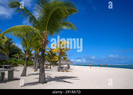 Touristen am öffentlichen Strand Le Morne neben dem 5-Sterne-Resort LUX Le Morne, Mauritius Stockfoto