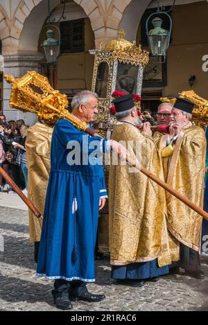 Griechisch-orthodoxe Priester tragen Epitaphios und Laterne bei der Prozession, Heiligen Samstag, Heilige Woche, Liston-Promenade in der Eleftherias-Straße, Stadt Korfu, Insel Korfu, Griechenland Stockfoto