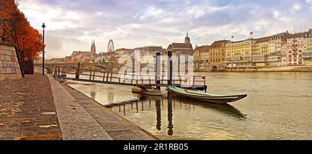 Die Weidling, ein kleines Boot an der Anlegestelle am Rhein bei Basel. Die Schweiz Stockfoto