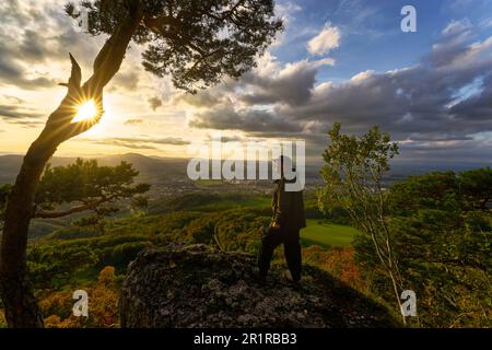 Wanderer am Aussichtspunkt Schartenflue in der Nähe von Gempen SO. Die Schweiz Stockfoto