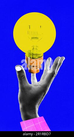 Zeitgenössische Kunstcollage mit menschlicher Hand, die eine große Glühbirne auf blauem Hintergrund hält. Kreative Kunst, Surrealismus. Das Konzept der Kreativität Stockfoto