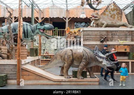 Riesige Dinosaurierreplikate im Tropenzoo Berkenhof, Vergnügungs- und Tierpark in der Nähe des Kwadendamms, Zeeland, Niederlande Stockfoto