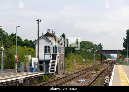Moreton-in-Marsh, UK-August 2022: Blick auf die Bahnsteige des Bahnhofs der Cotswold Line und auf die Personenzüge Stockfoto