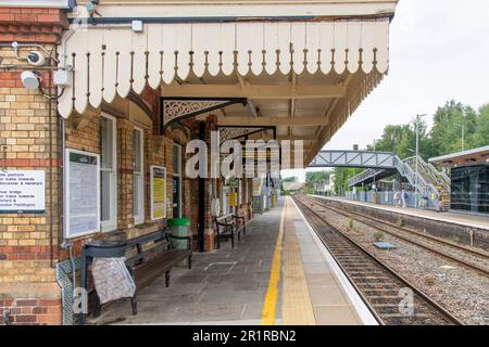 Moreton-in-Marsh, UK-August 2022: Blick auf den Bahnsteig der Cotswold Line und auf die Personenzüge Stockfoto