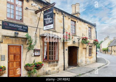 Chipping Campden, UK-August 2022; Blick auf das Volunteer Inn B&B in typischer Kalksteinarchitektur an der High Street entlang der Cotswold Way Stockfoto