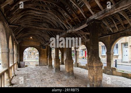 Chipping Campden, Großbritannien - August 2022; Innenansicht der 400 Jahre alten Markthalle Cotswold im Zentrum der Stadt an der High Street Stockfoto