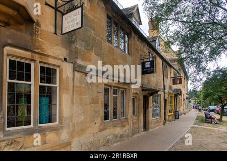 Chipping Campden, UK-August 2022; Seitenblick entlang der typischen Cotswolds Kalksteinhäuser auf der High Street mit Geschäften und Restaurants Stockfoto