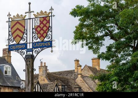 Chipping Campden, UK-August 2022; Flachblick auf die Schmiedeeisenschilde der Stadt mit einem Schwert auf einem Holzpfahl am Anfang der Cotswold Way Stockfoto