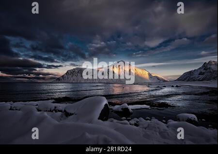 Küstenwinterlandschaft, Flakstad, Lofoten, Norwegen Stockfoto