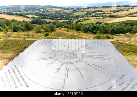 Painswich, UK-August 2022; Nahaufnahme der topografischen Stahlplatte auf dem Painswick Beacon entlang des Cotswolds Way Stockfoto