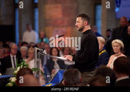 Aachen, Deutschland. 14. Mai 2023. Der ukrainische Präsident Volodymyr Zelenskyy äußert sich nach der Verleihung des Internationalen Karlspreises von Aachen während einer Zeremonie am 14. Mai 2023 in Aachen. Zelensky und das ukrainische Volk erhielten den Preis dafür, "nicht nur für die Souveränität ihres Landes und das Leben seiner Bürger, sondern auch für Europa und europäische Werte zu kämpfen". Kredit: Pool Photo/Pressestelle Des Ukrainischen Präsidenten/Alamy Live News Stockfoto