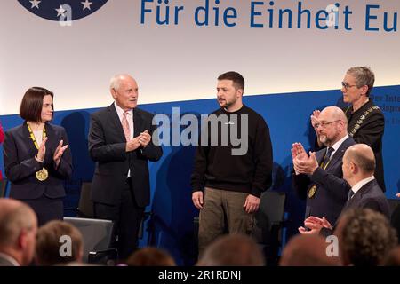 Aachen, Deutschland. 14. Mai 2023. Der ukrainische Präsident Volodymyr Zelenskyy, Zentrum, wird begrüßt, nachdem er während einer Zeremonie am 14. Mai 2023 in Aachen den Internationalen Karlspreis von Aachen erhalten hat. Zelensky und das ukrainische Volk erhielten den Preis dafür, "nicht nur für die Souveränität ihres Landes und das Leben seiner Bürger, sondern auch für Europa und europäische Werte zu kämpfen". Kredit: Pool Photo/Pressestelle Des Ukrainischen Präsidenten/Alamy Live News Stockfoto