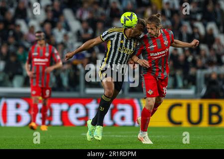 Turin, Italien. 14. Mai 2023. Gleison Bremer vom FC Juventus (L) und Michele Castagnetti von US Cremonese (R) in Aktion während des Fußballspiels der Serie A 2022/23 zwischen dem FC Juventus und US Cremonese im Allianz Stadium. Endergebnis: Juventus 2:0 Cremonese. (Foto: Fabrizio Carabelli/SOPA Images/Sipa USA) Guthaben: SIPA USA/Alamy Live News Stockfoto