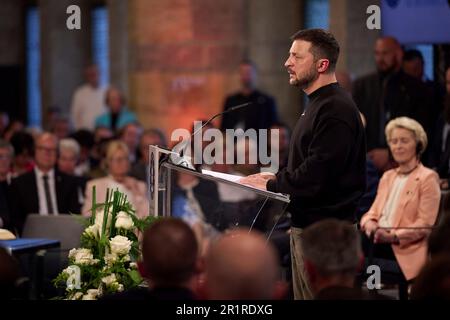 Aachen, Deutschland. 14. Mai 2023. Der ukrainische Präsident Volodymyr Zelenskyy äußert sich nach der Verleihung des Internationalen Karlspreises von Aachen während einer Zeremonie am 14. Mai 2023 in Aachen. Zelensky und das ukrainische Volk erhielten den Preis dafür, "nicht nur für die Souveränität ihres Landes und das Leben seiner Bürger, sondern auch für Europa und europäische Werte zu kämpfen". Kredit: Pool Photo/Pressestelle Des Ukrainischen Präsidenten/Alamy Live News Stockfoto