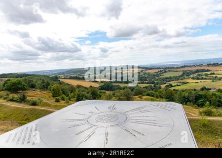 Painswick, UK-August 2022; Nahaufnahme der topografischen Stahlplatte auf dem Painswick Beacon entlang des Cotswolds Way mit Panoramablick über den Stockfoto