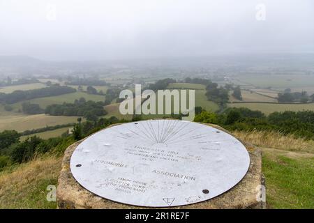 Dursley, UK-August 2022; Nahaufnahme vom Cotswold Edge am Coaley Peak der topografischen Stahlplatte auf dem Trig Point entlang der Cotswolds Stockfoto