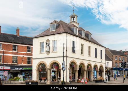 Dursley, Gloucestershire, Großbritannien - August 2022; Blick auf das Rathaus von Dursley, auch bekannt als Dursley Market Hall, auf dem Marktplatz im Zentrum Stockfoto