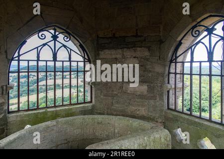 North Nibley, Gloucestershire, Großbritannien - August 2022; Blick von innen auf das Tyndale Monument, erbaut zu Ehren von William Tyndale mit Blick auf die Cotswolds Stockfoto