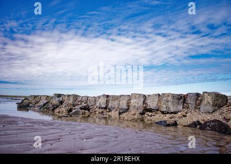 Steinmauer am Strand, Baltrum, Ostfriesien, Niedersachsen, Deutschland Stockfoto